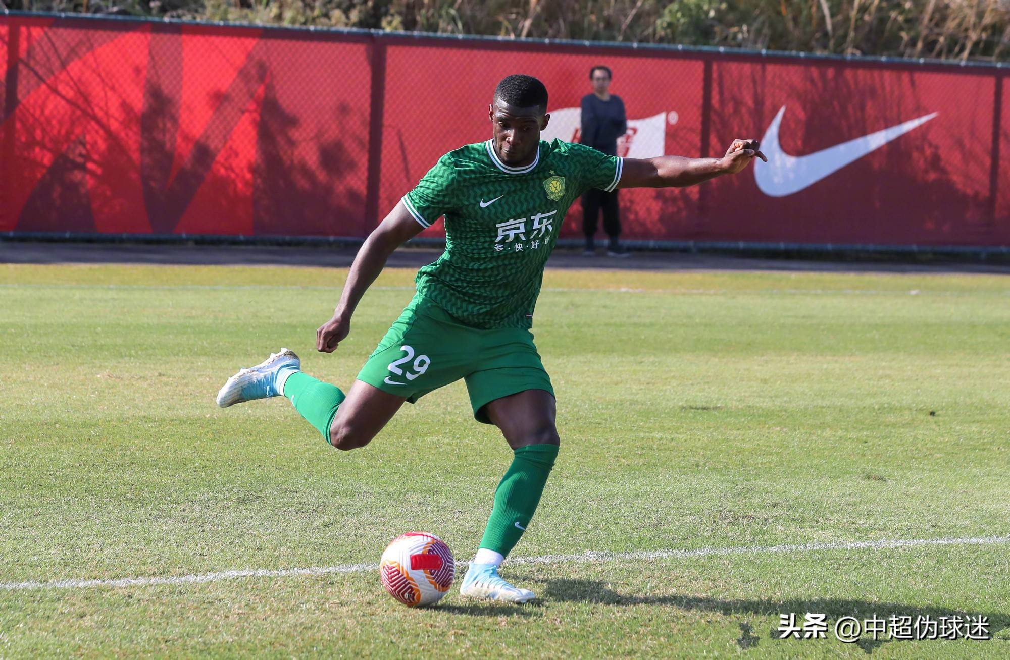 阿尔及利亚射手在热身赛中进球，展现得分能力的简单介绍