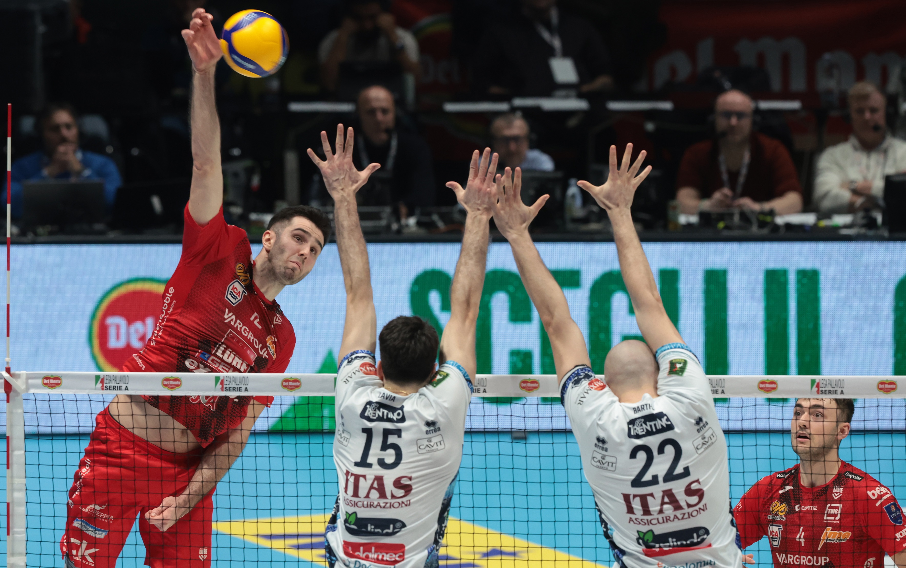 包含狼队主场迎战诺维奇：保级大战，角逐三分的词条