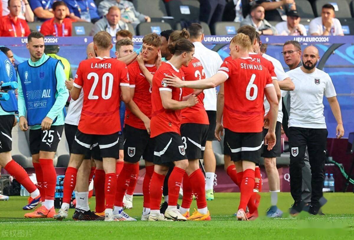 波兰国家队取得胜利，晋级十六强