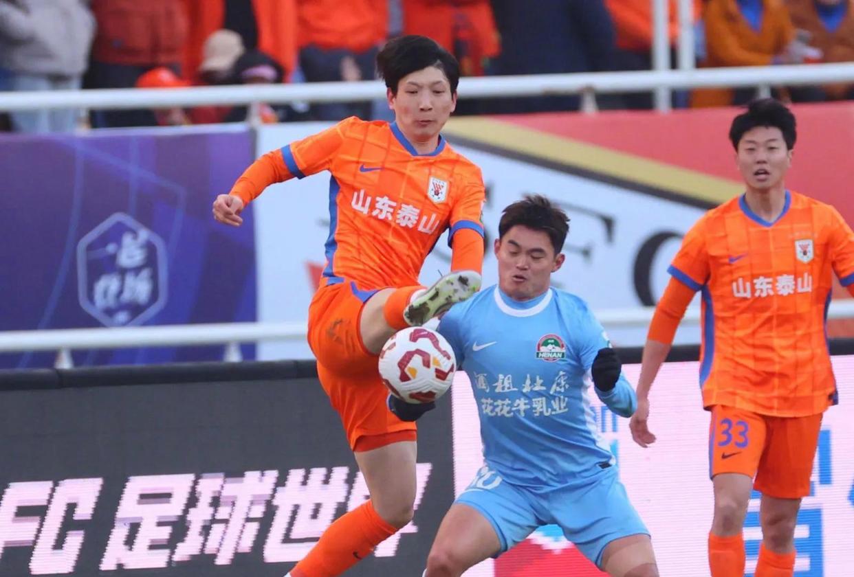 贝林厄姆场边指挥情绪激动，武磊队员怒摔水瓶的简单介绍