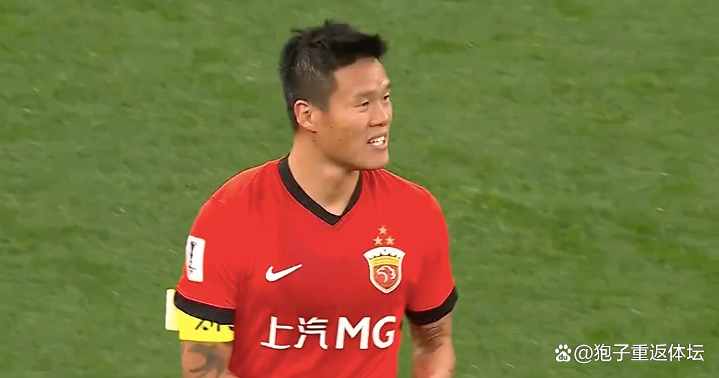 马竞场边指挥情绪激动，海港队员怒摔水瓶！的简单介绍