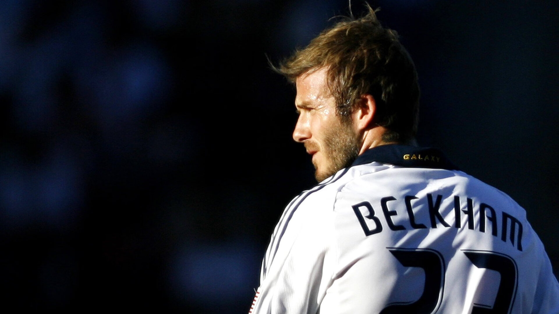 电竞赛场焦点！澳大利亚队对阵巴西队，意外判罚引发热议，比赛氛围紧张